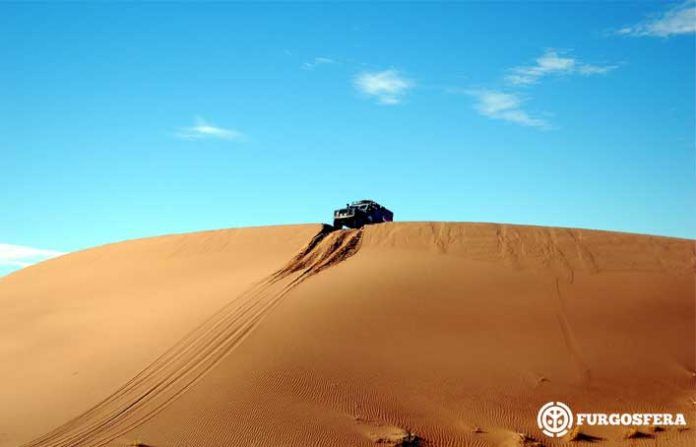coche-atascado-en-duna Seguros para viajar a Marruecos en furgoneta