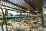 (18) Camping Sol de Austral – Mesas exteriores cafetería y piscina