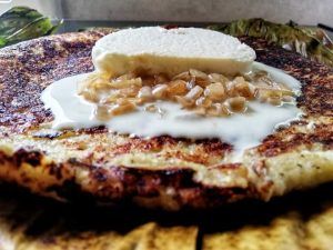 Güirilas con queso, miel y piñones