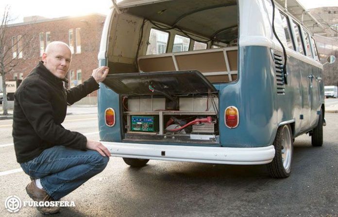 Prototipo de la VWT1 solar, con su creador,Daniel Theobard